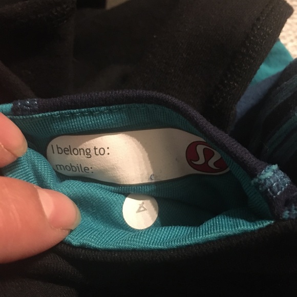 Size 4 Lululemon Black Capri Leggings with a waist band of shades of blue - Picture 10 of 10